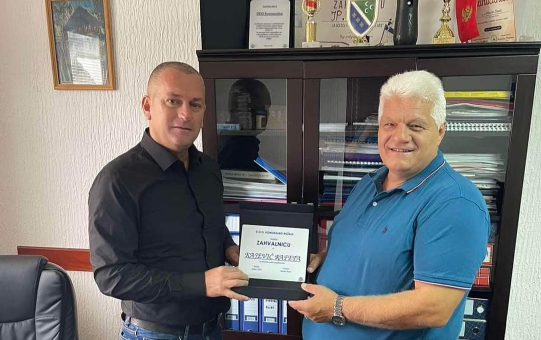 Direktor Nazim Dacić uručio zahvalnicu Rafetu Kajeviću povodom donacija