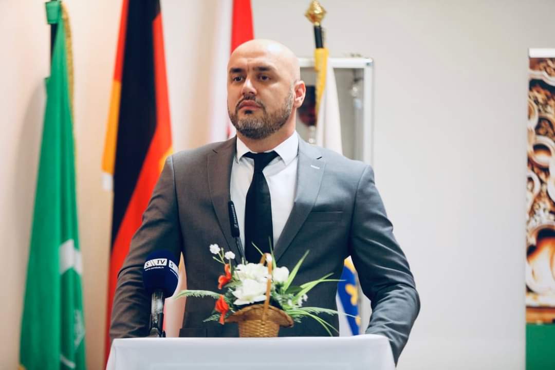 Hadžić u Berlinu poručio: “Mnogima na politčkom polju u CG je lakše bilo pljačkati karavnu nego tkati ćilim”