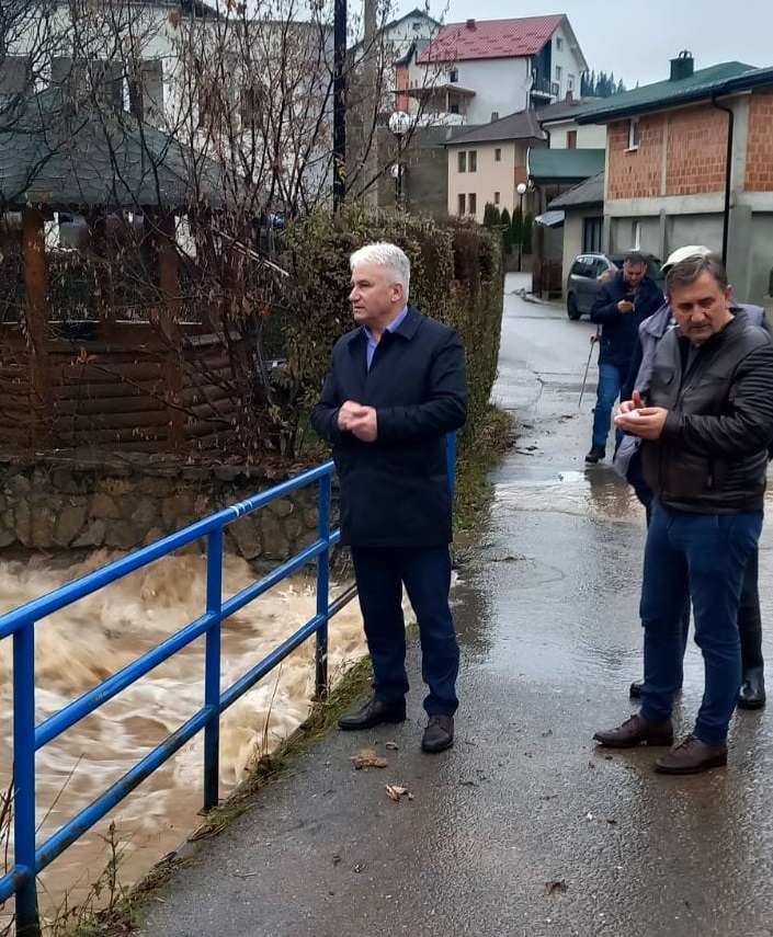 Predsjednik Opštine Rožaje Rahman Husović na terenu sa građanima i saradnicima