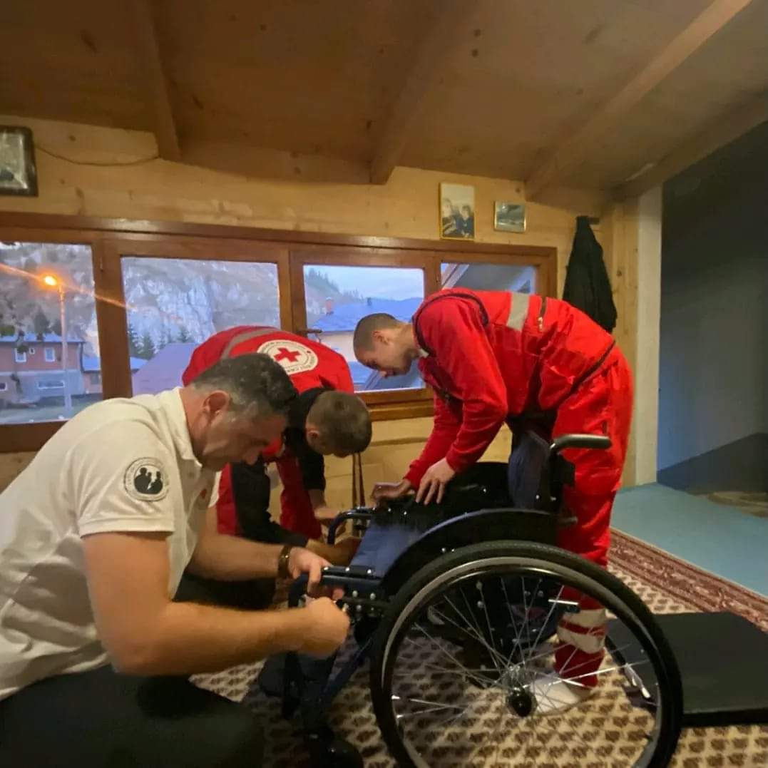 Crveni krst Rožaje obezbijedio još četvoro invalidskih kolica