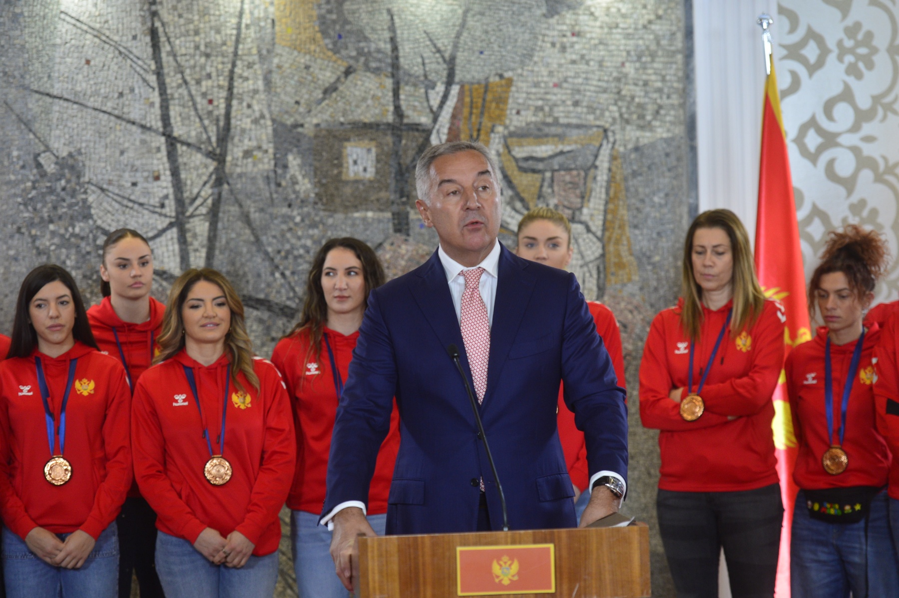 Đukanović uručio Orden Crnogorske zastave I stepena ženskoj rukometnoj reprezentaciji