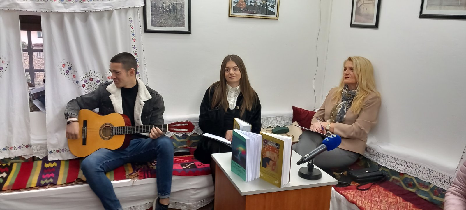 Promovisana antologija “Rasplitanje duge”