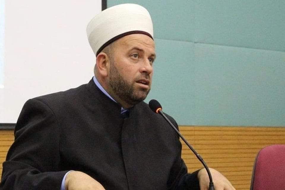 Fejzić: Urinira se po Cetinju, prijeti novinarima, baca CG zastava, kakve ”sjajne” vijesti