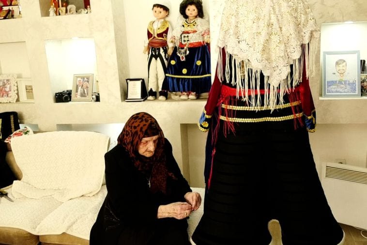 Devedesetšestogodišnja Tolja Berišaj jedina žena u CG koja ručno šije albansku nošnju