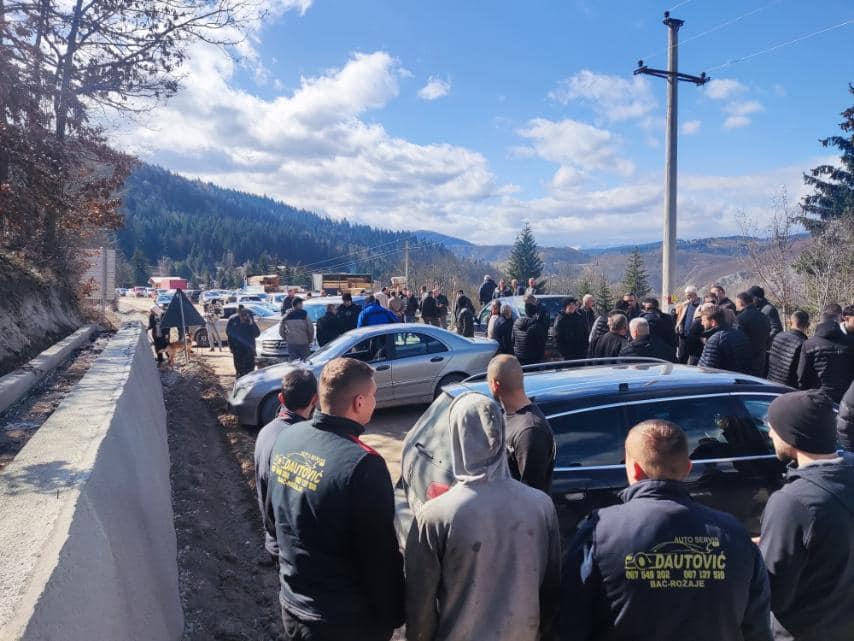 Protest na magistralnom putu: Mještani traže završetak rekonstrukcije dionice Rožaje- Špiljani, najavljene nove blokade puta
