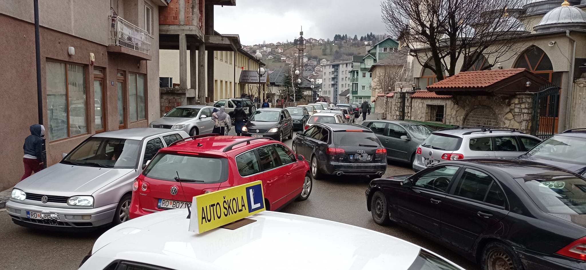 Skoro svakodnevni saobraćajni kolaps kod Osnovne škole ,,Mustafa Pećanin”: Roditelji automobilima do same kapije