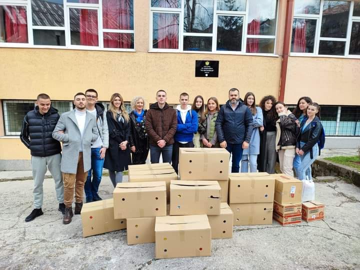 Humanost na djelu: Gimnazijalci dijelili pakete pomoći