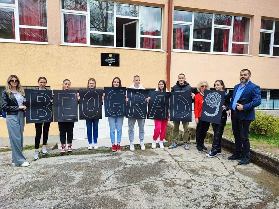 Rožajski gimnazijalci zasadili devet ruža za devet stradalih u beogradskoj Osnovnoj školi “Vladislav Ribnikar”