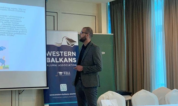 Član NVO „Karika“ – ekolog Alija Kalač, sa mladima iz regiona na treningu u Srbiji