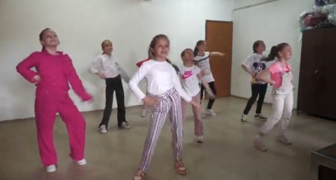 Plesna grupa “Pahulje” na festivalu “Pored mora, pjevati se mora”
