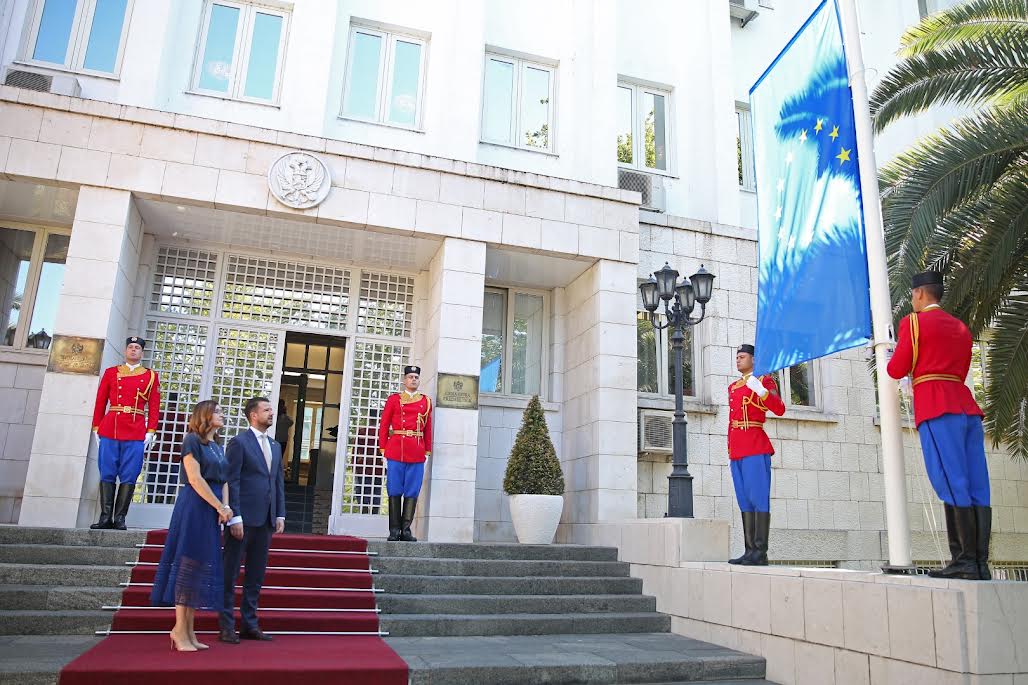 Predsjednik Crne Gore Jakov Milatović i šefica Delegacije Evropske Unije u Crnoj Gori Oana Kristina Popa prisustvovali su podizanju zastave EU pred zgradom Predsjednika