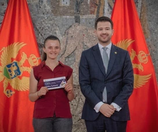 Sadika Šutković, đak generacije SSŠ Rožaje, prisustvovala je Prijemu za najbolje učenike,koji je organizovao Predsjednik Crne Gore Jakov Milatović