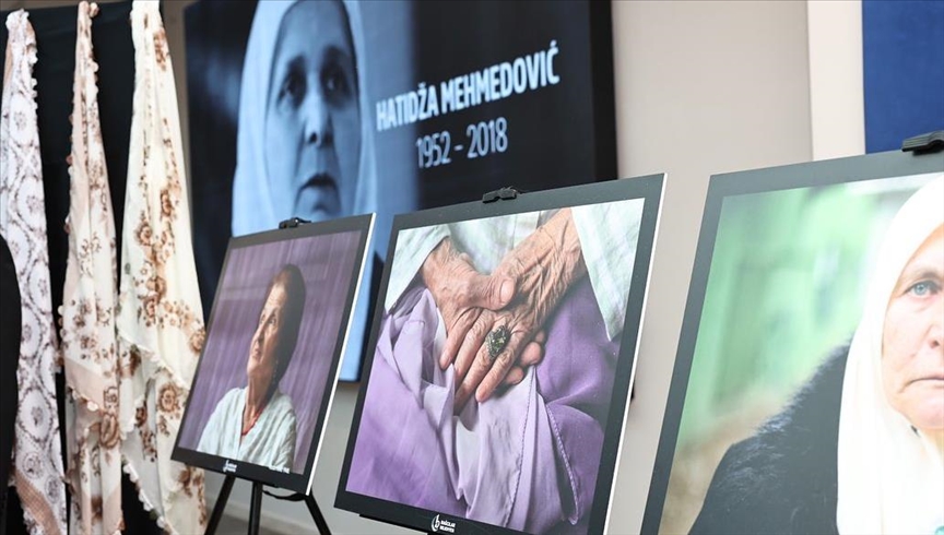 U okviru obilježavanja 28. godišnjice genocida u Srebrenici, u Istanubulu je u srijedu postavljena inspirativna umjetnička instalacija „Majčina marama“