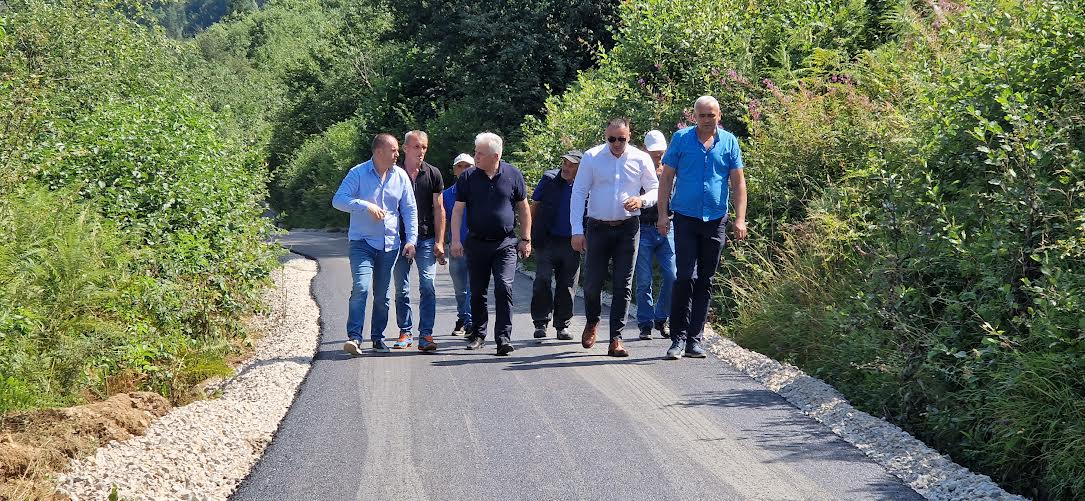 Asfaltirana još dva putna pravca u Bukovici, mještani zadovoljni dočekali predsjednika Husovića
