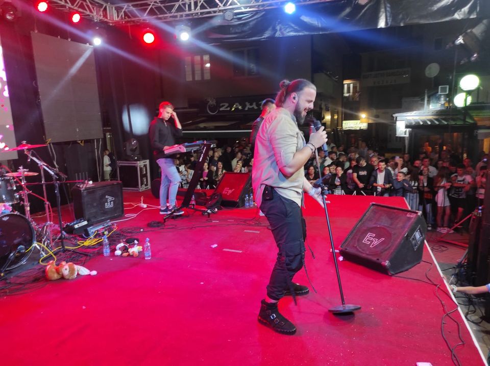 Veličanstven koncert Edisa Agića sinoć na gradskom trgu