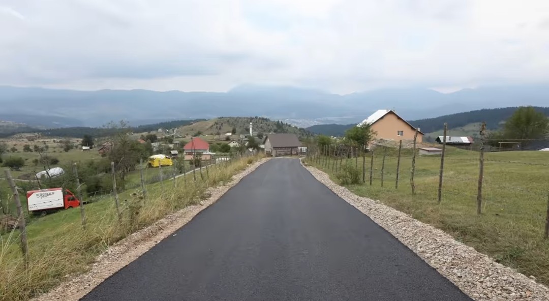 Asfaltiran put i u Klancu