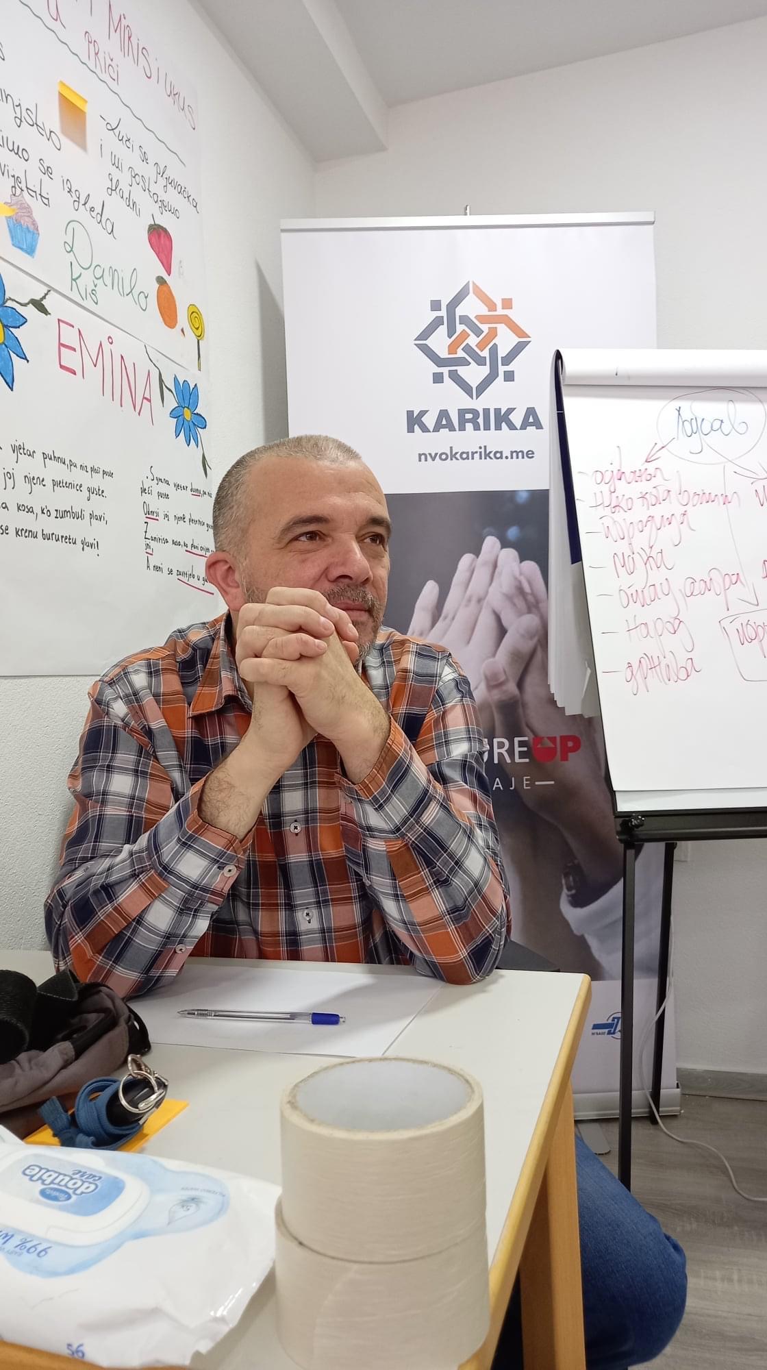 Rožajski pjesnik Enver Muratović donirao knjige za biblioteku NVO Karika