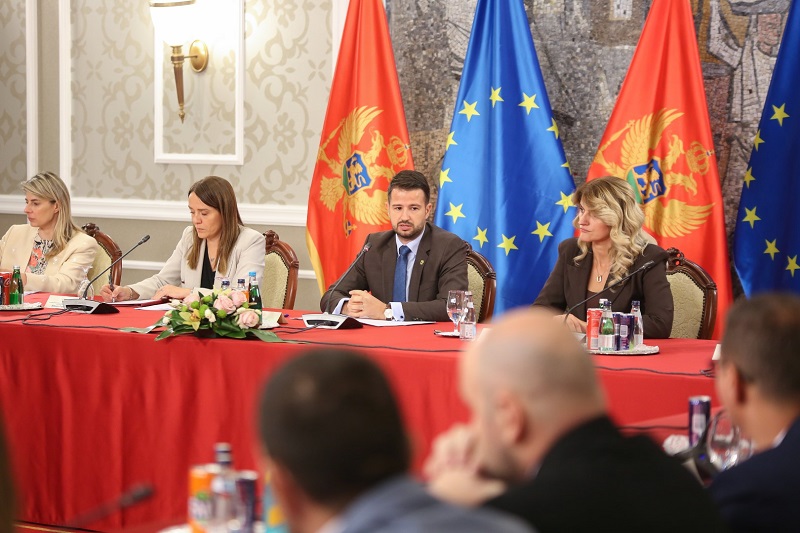 Predsjednik Milatović sa šefovima pregovaračkih grupa na temu napretka Crne Gore na putu evropskih integracija
