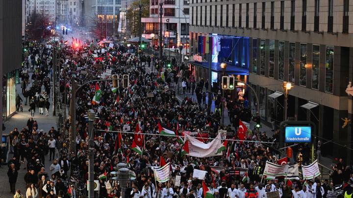 Stotine građana Berlina na protestu protiv izraelskih napada na Gazu