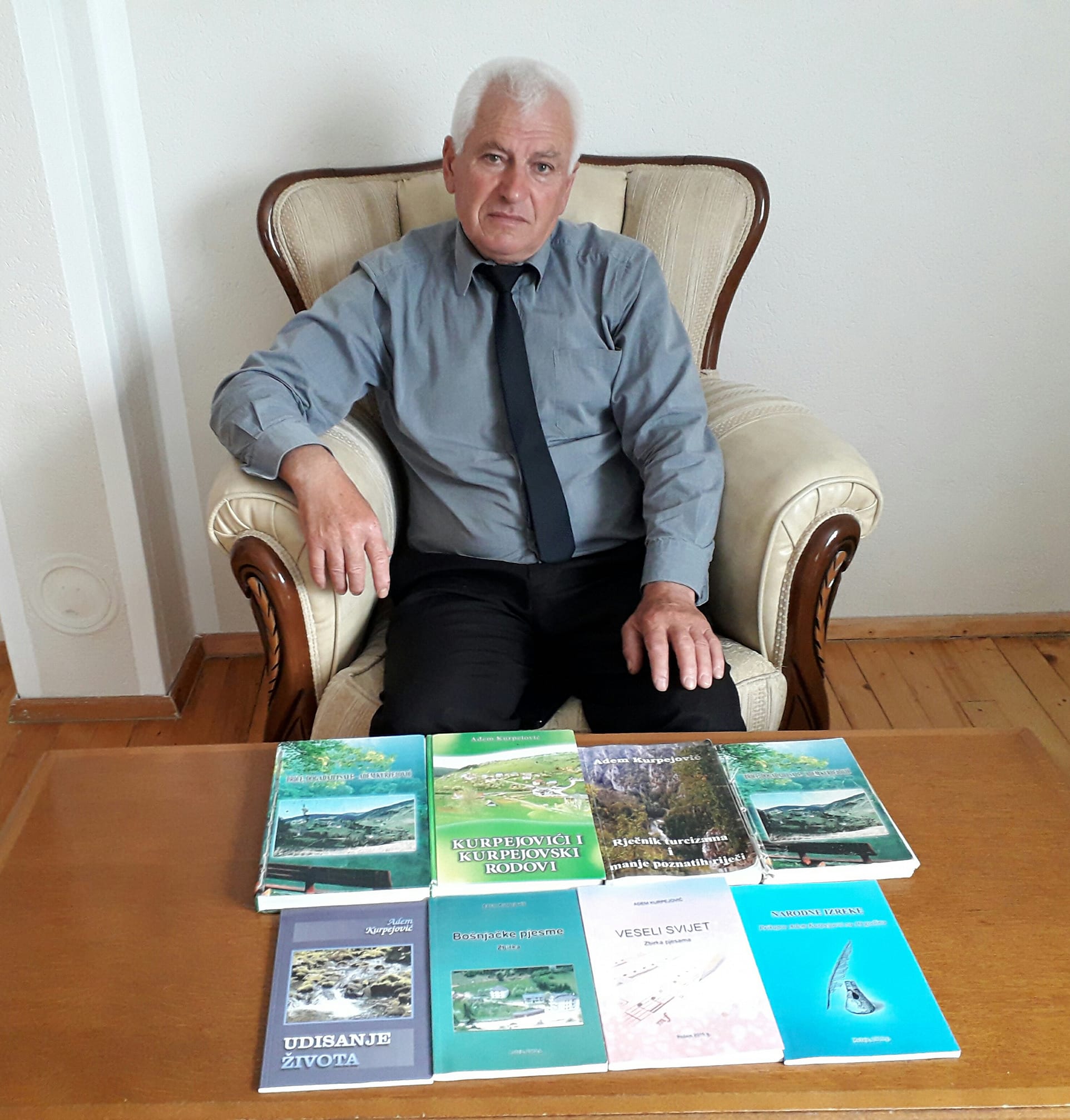 Adem Kurpejovic sa svojim autorskim knjigama Radio televizija Rožaje