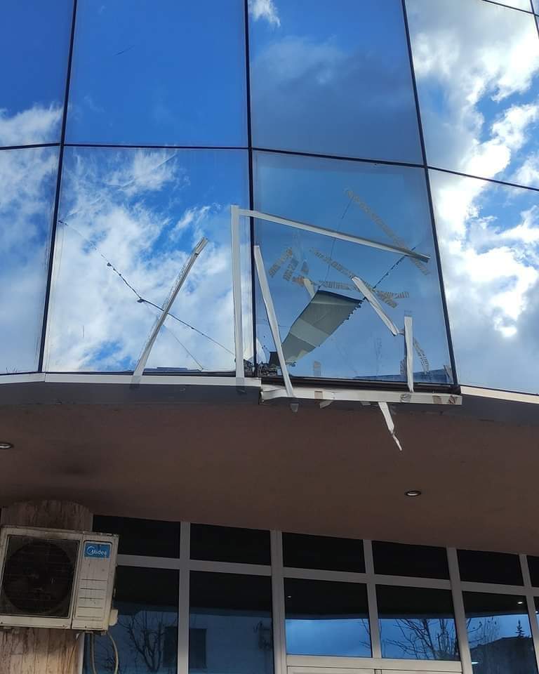 Staklo “visi” prolaznicima iznad glave
