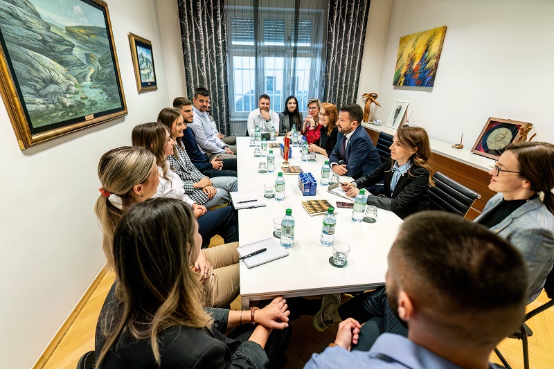 Predsjednik Milatović sastao se sa studentima, predstavnicima dijaspore i uglednim Crnogorcima u Sloveniji
