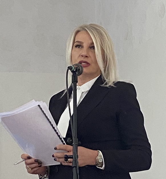 Gordana Ganić između mikrofona i pera