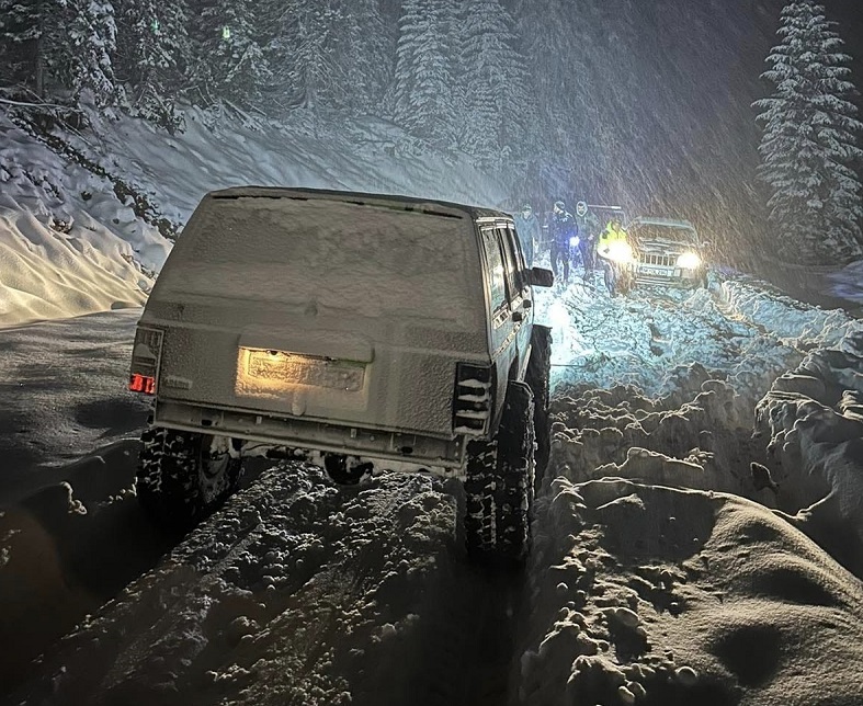 Članovi rožajskog Džip kluba „OFF road monster 4×4“ iz planinskih nameta spasili tri osobe