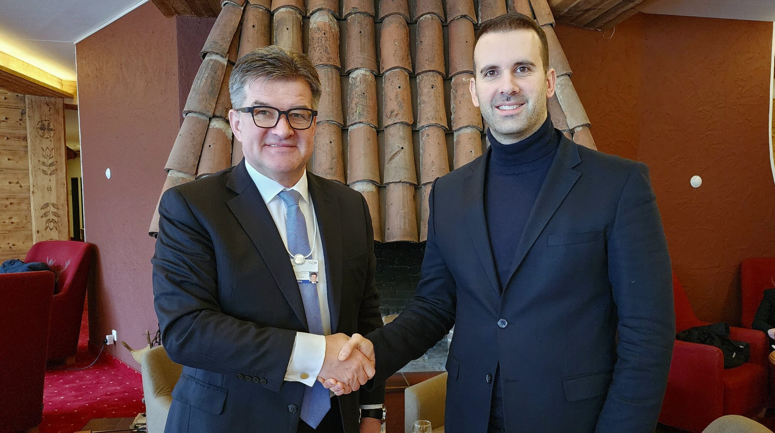 Premijer sa Lajčakom u Davosu: Napredak u poglavljima 23 i 24