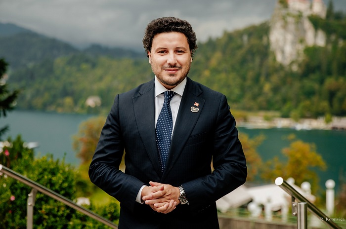 Abazović čestitao Božićne praznike: Da nas ovi dani podsjete na važnost uzajamnog poštovanja, praštanja, čuvanja dostojanstva i razumijevanja