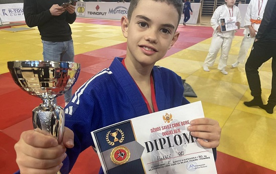 Ali Hadžić šampion: Pehar i zlatna medalja na Državnom prvenstvu za mlađe pionire