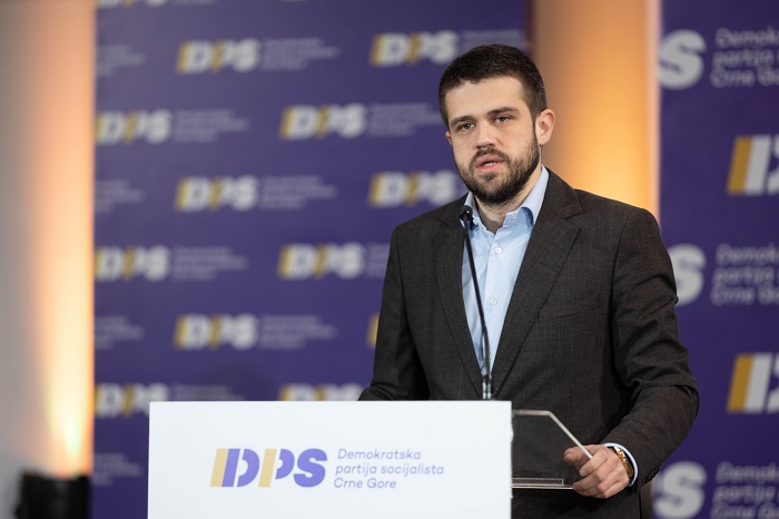 Nikolić: Afera „plava sveska“ i međusobne optužbe za kriminal i korupciju bivših i sadašnjih ministara svjedoče o rasulu u kom se Crna Gora nalazi