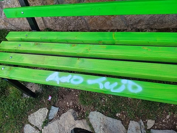 Nedavno postavljeni mobilijar pored Ibra na meti vandala!