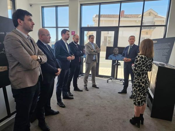 Predsjednik Bošnjačke stranke Ervin Ibrahimović sa saradnicima obišao izložbu “Priče iz Srebrenice”