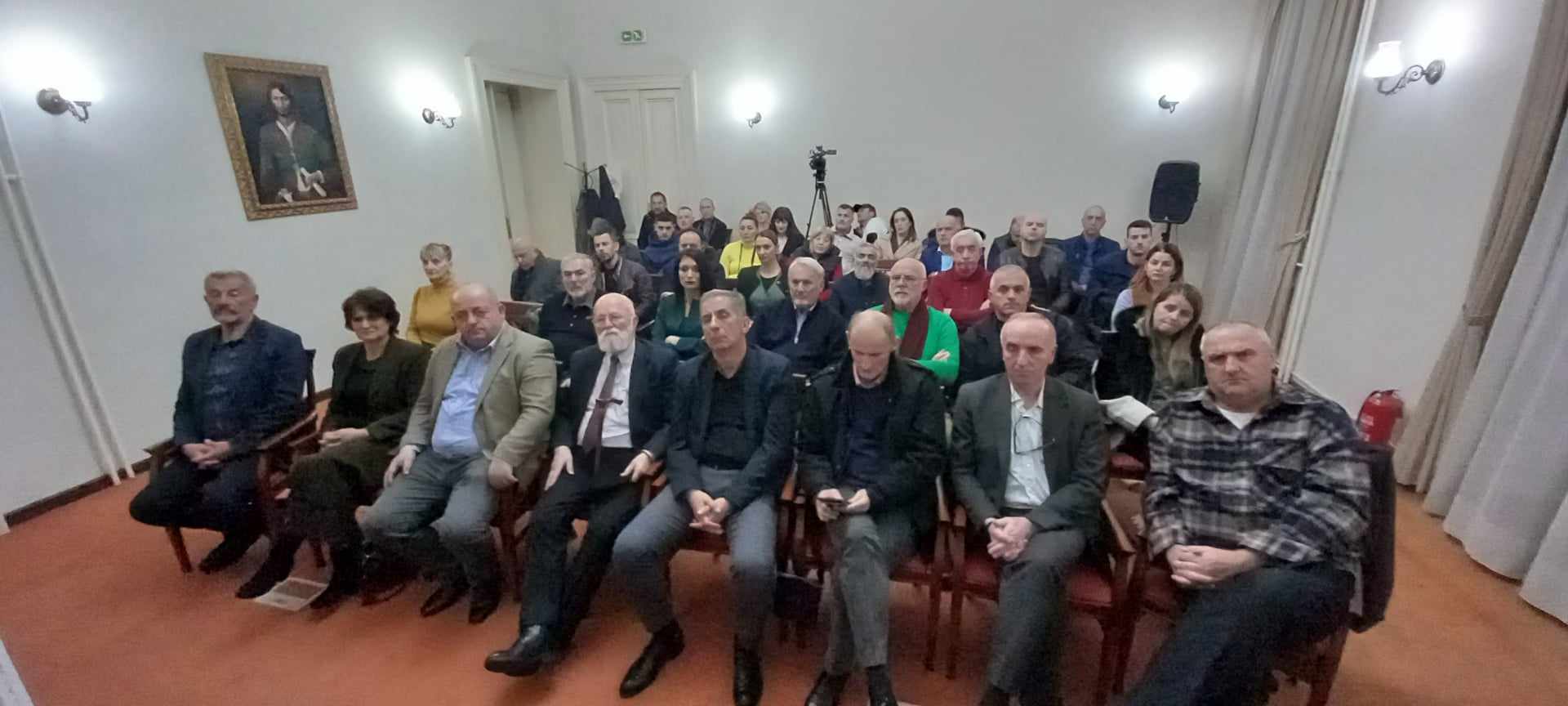 Brojna publika na autorskoj veceri Safeta Hadrovica Vrbickog na Cetinju Radio televizija Rožaje