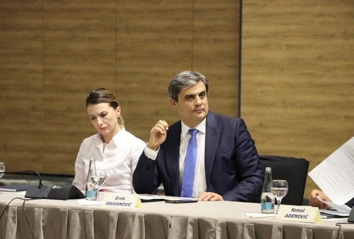 Poslanik Bošnjačke strane Ervin Ibrahimović pitao je Šimuna da li je analizirao slabosti koje ima crnogorski zdravstveni sistem, a tražio je i odgovor o tendenciji odlaska ljekara iz Crne Gore