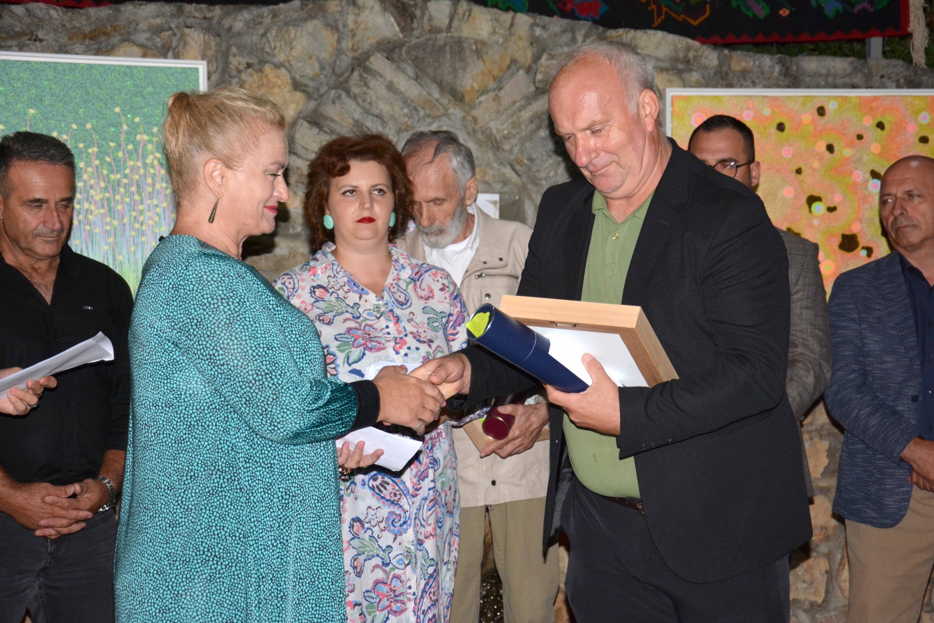 Remzija Hajdarpasic urucuje nagradu Refadiji Abdic za pricu inspirisanu Bihorom 2023. godine Radio televizija Rožaje