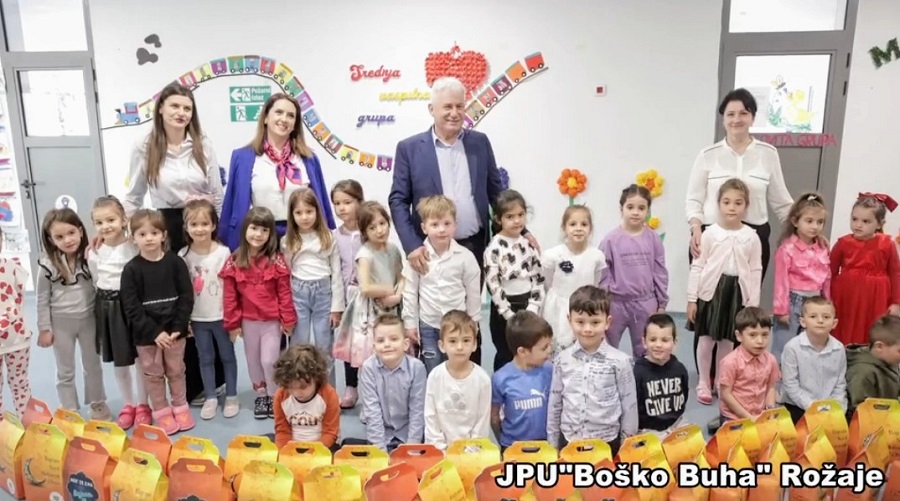 Divan gest: Predsjednik Husović obradovao bajramskim paketićima najmlađe članove zajednice