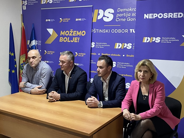 Održana tribina u Tuzima: Nastavljamo sa reformama unutar partije, timski rad biće garant uspjeha DPS-a u narednom periodu