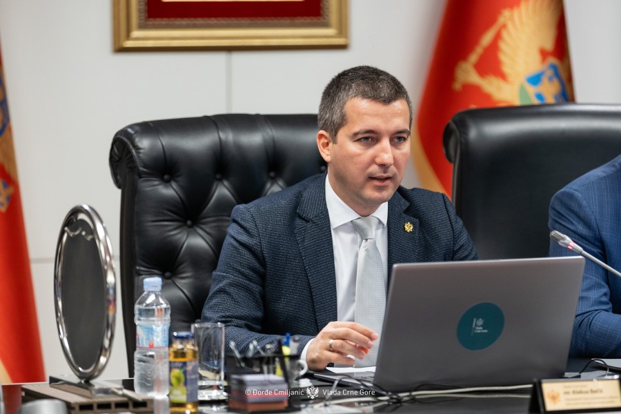 Bečić: Vlada dala saglasnost za podizanje spomenika mitropolitu Amfilohiju