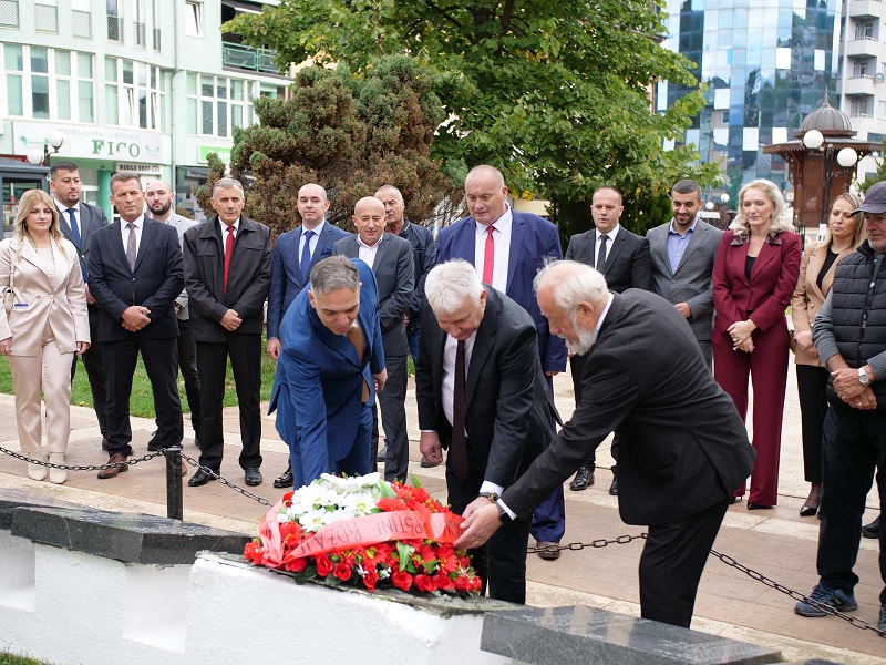 Položen vijenac na spomenik palim borcima u NOR-u