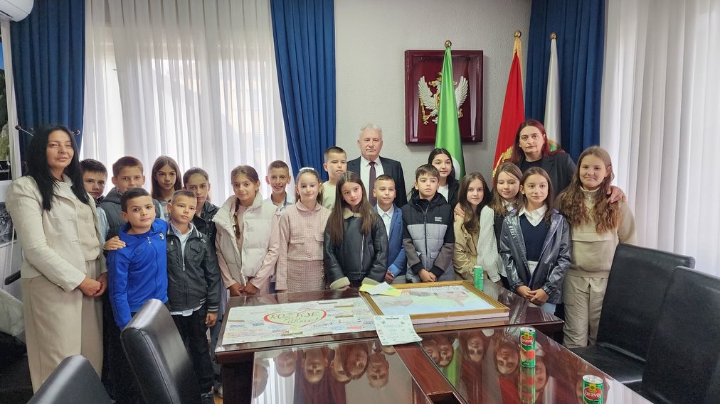 Učenici Osnovne škole “25. maj” u posjeti kod predsjednika Opštine