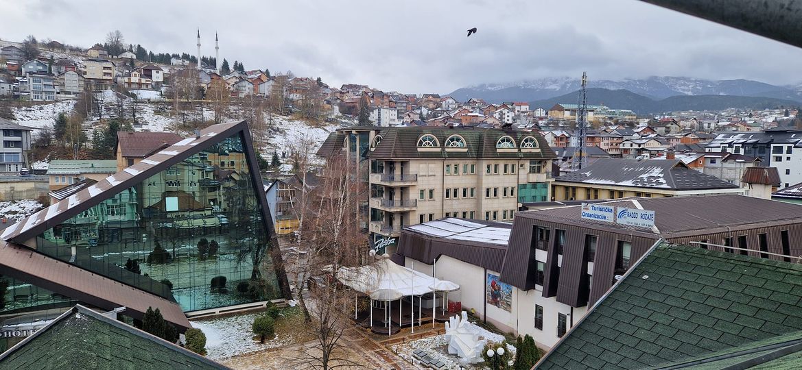 Crveni meteoalarm: Danas nas očekuju olujni južni vjetar, snijeg, grad i obilne padavine Zavod za meteorologiju izdao je crveni alarm za cijelu teritoriju Crne Gore