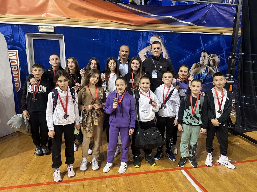 Sjajan uspjeh karate kluba “Sensei”: Trofeji za Škrijelj i braću Kalender