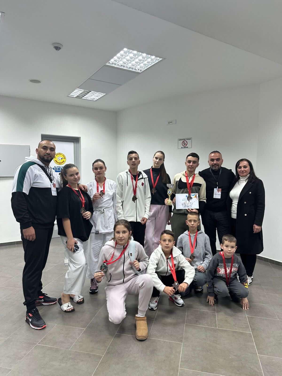 Trofej i medalje za karate klub “Rožaje” na prestižnom turniru u Baru