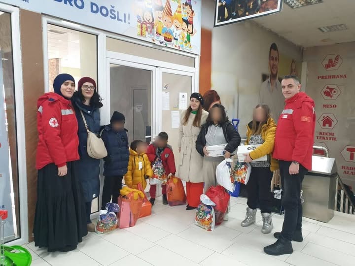 Odbornice rožajskog parlamenta obradovale poklonima najmlađe pripadnike romske populacije