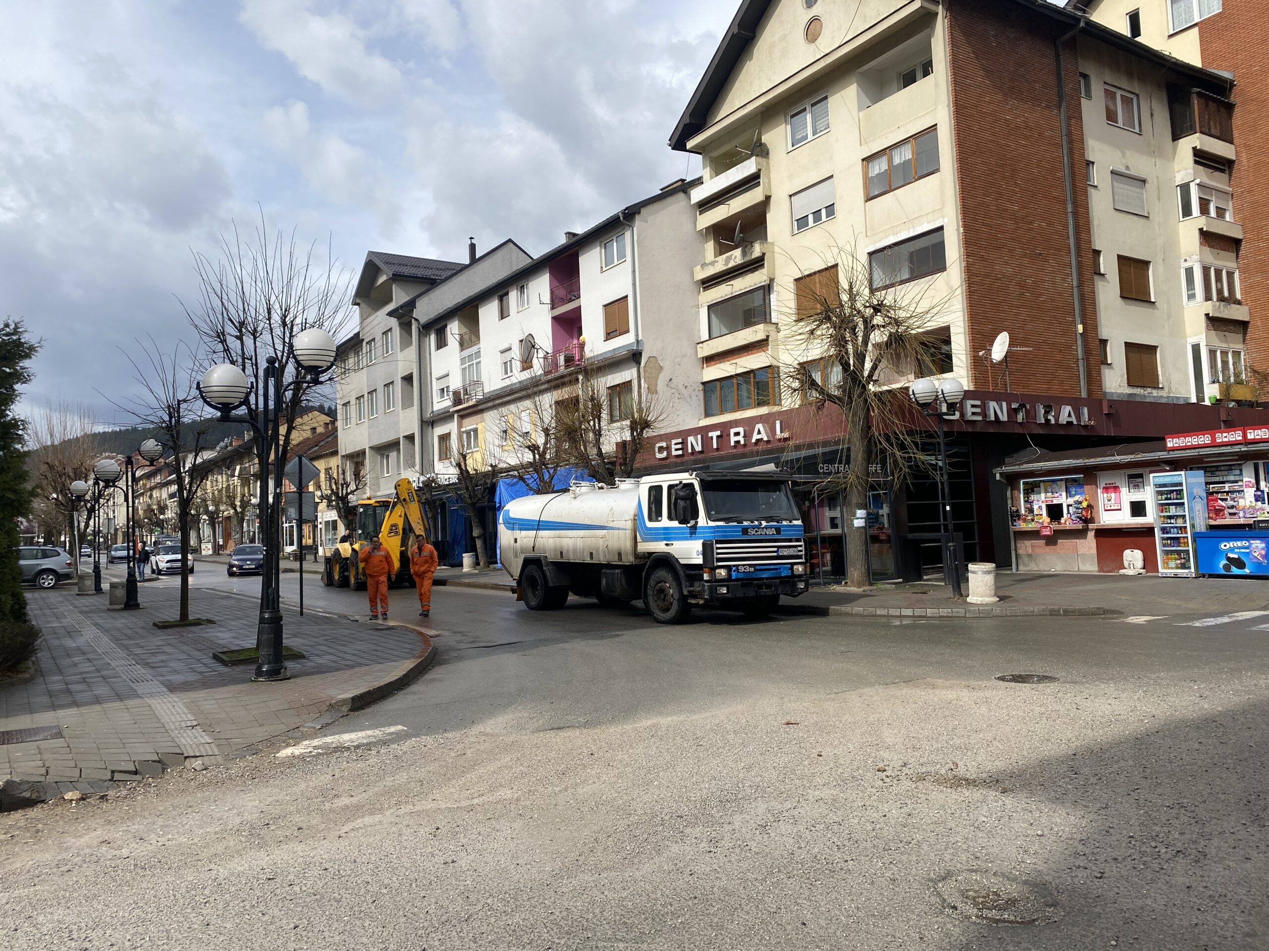 Radnici Vodovoda čiste i ispiraju šahte  atmosferske i fekalne kanalizacije