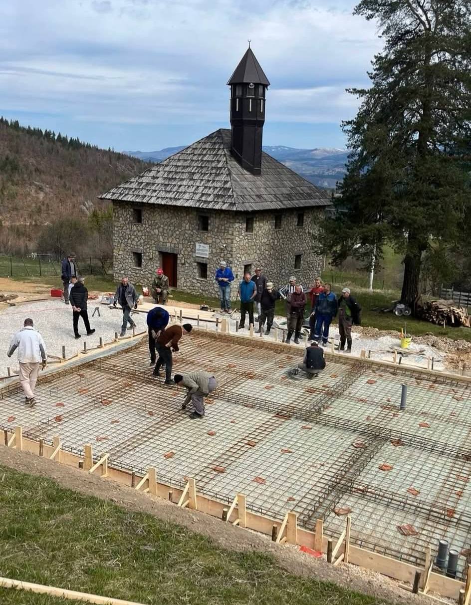 Danas je postavljena prva ploča budućeg objekta hatarhane u Biševu