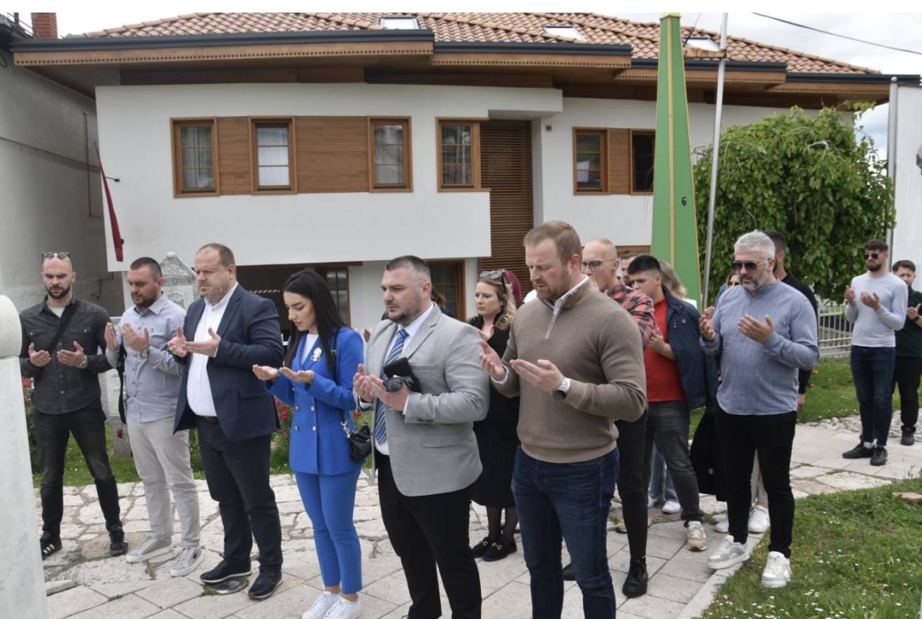 Mladi Bošnjaci iz Crne Gore na mezaru Alije Izetbegovića: “Čuvamo sjećanje na one koji su se borili za slobodu i dostojanstvo našeg naroda”