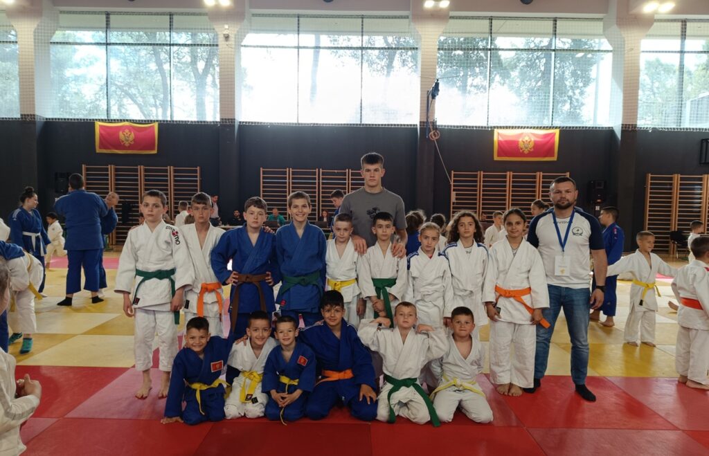 16 medalja za džudoste Rožaja: Najbolji poletarci i pehar za peto mjesto u generalnom plasmanu 1 498340926 1065685408955860 1727335941365944807 n Radio televizija Rožaje